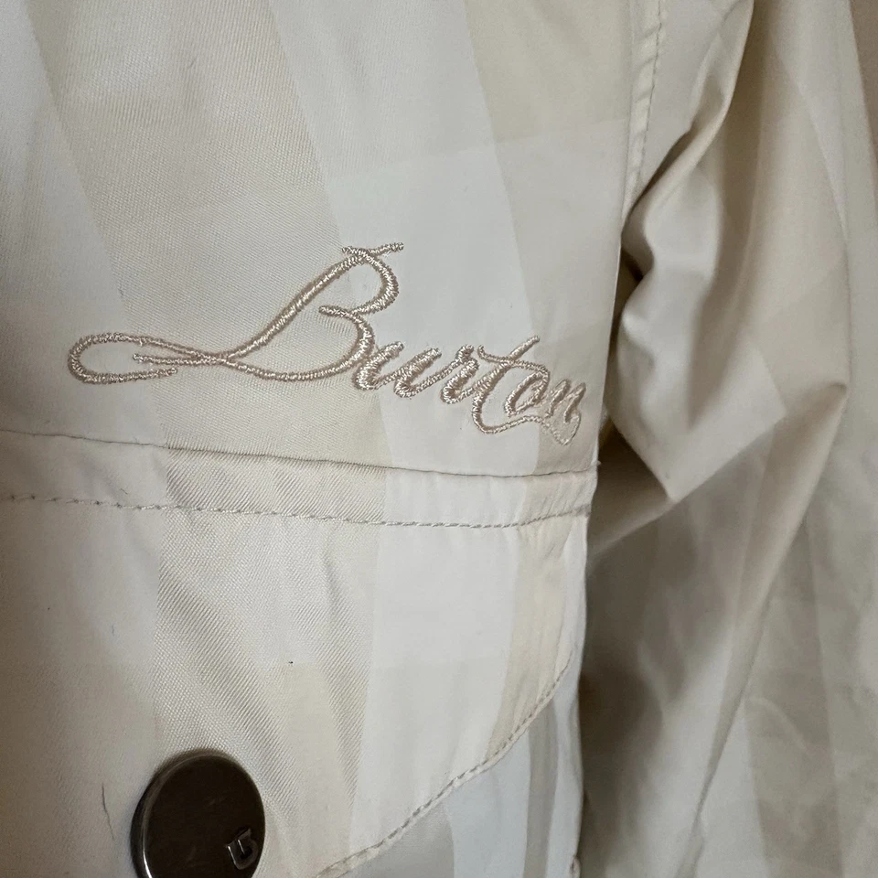 Chaqueta de snowboard para mujer Burton Dutchess M blanca a cuadros aislada capucha de piel sintética Foto 3 de 4