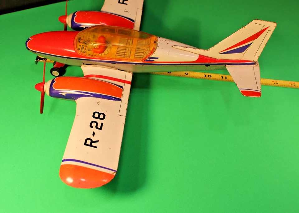 PIPER AZTEC R-28 TIN TOY FRICTION DUAL PROP AIRPLANE, CIRCA 1960 "RICO" SPANISH - Image 4 of 4