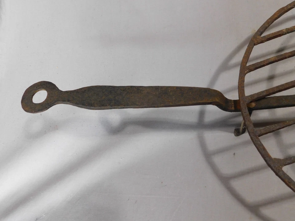 Antigua Chimenea de Hierro Forjado Trivet Tostadora Siglo XVIII Hecha por Herrero Giratoria Foto 4 de 4