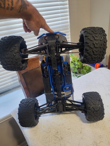 Traxxas Revo 3.3 Nitro RC Truck - Picture 7 of 18
