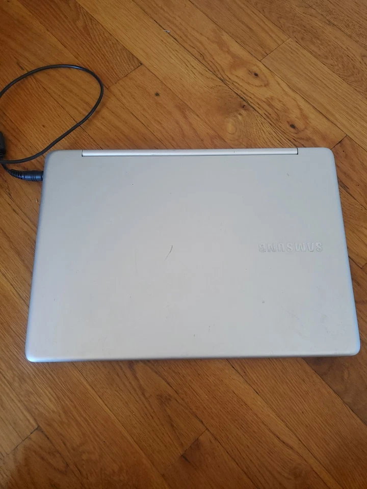 Samsung Notebook 7 Spin 13.3" Touch Laptop (Intel i5 12 GB RAM) NP740U3M - Image 4 of 4