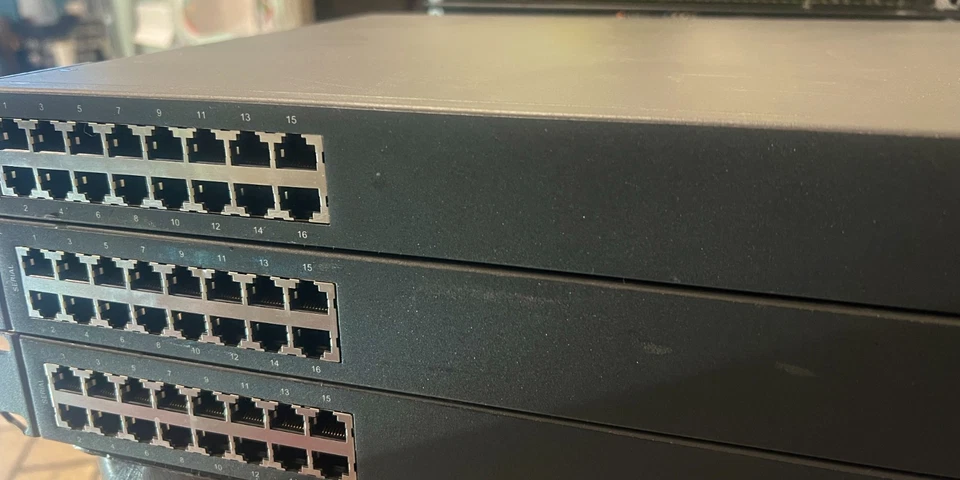 TRIPP-LITE B096-016 16-PORT CONSOLE SERVER MANAGEMENT SWITCH - Image 3 of 3