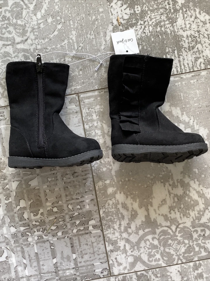 Bota negra con volantes talla 5 Cat and Jack Reva para niñas pequeñas  Foto 2 de 4