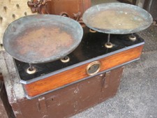 ANTICA BILANCIA CASSETTA LEGNO E PIATTI OTTONE CON TIMBRI - PRIMI '900 EMILIA