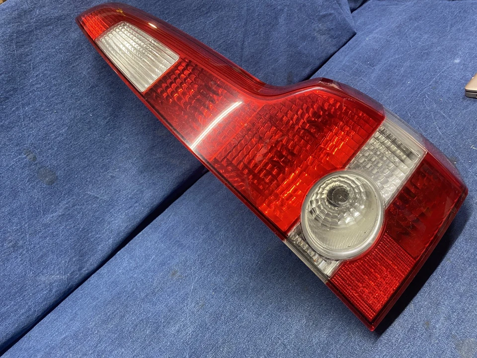 2004 - 2007 年沃尔沃 V50 右外尾灯总成很好干净明亮 — 第 3/4 张图片