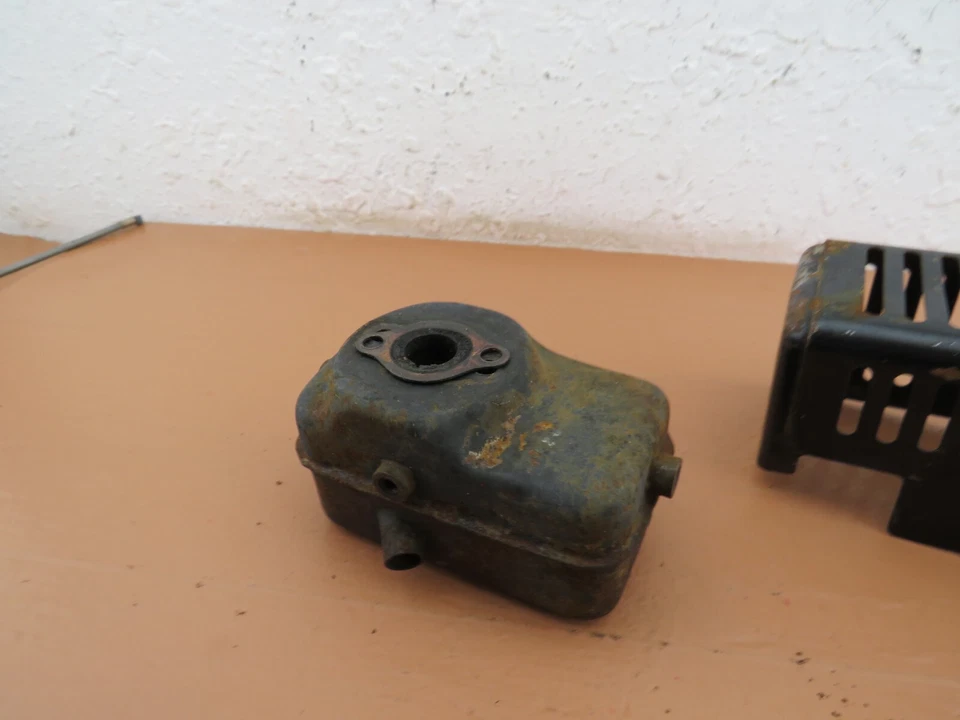 Silenciador y protector Craftsman 636.795456 Brushwacker String Trimmer OEM Foto 3 de 4