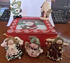 5 Resin Christmas Ornaments in Merry Christmas Wood Gift Box Excellent