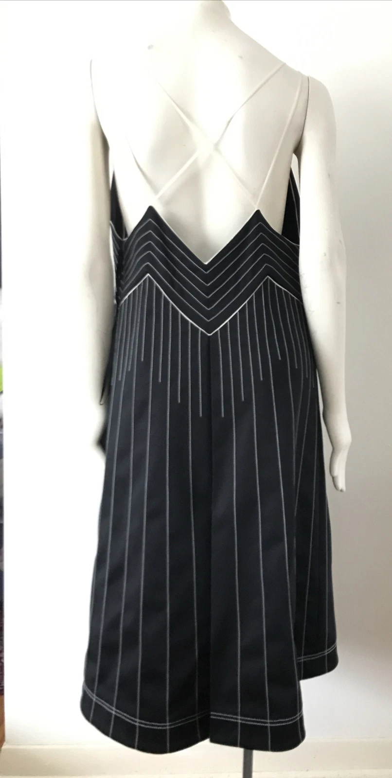 Abito in jersey senza maniche Valentino con cuciture a contrasto in perfette condizioni taglia 10