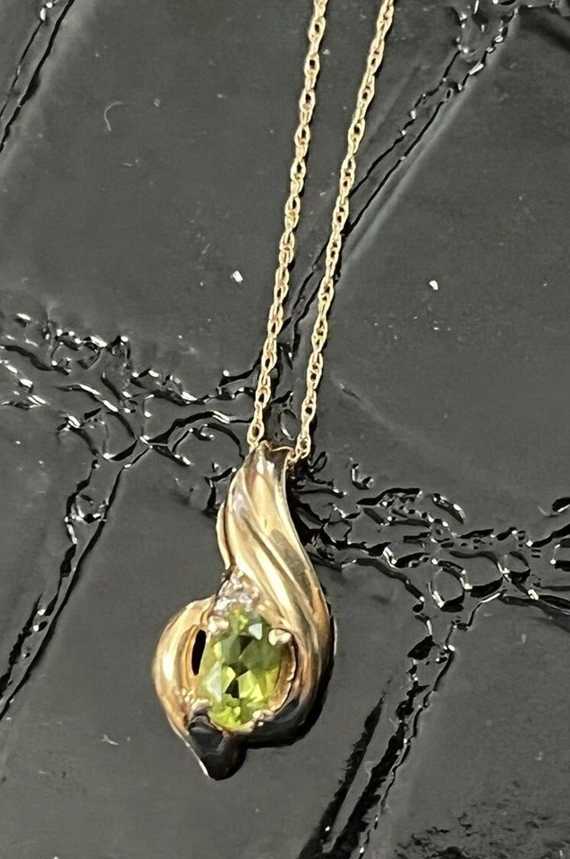 10K Yellow Gold 18" long chain with 1/2" peridot pendant, 2.1 Grams, Pre-Owned - Image 3 of 4