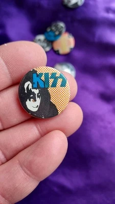 KISS Badge Gene Simmons visage noir et blanc 1979 Logo bleu 2.5 cm Années 80 - Photo 1/3