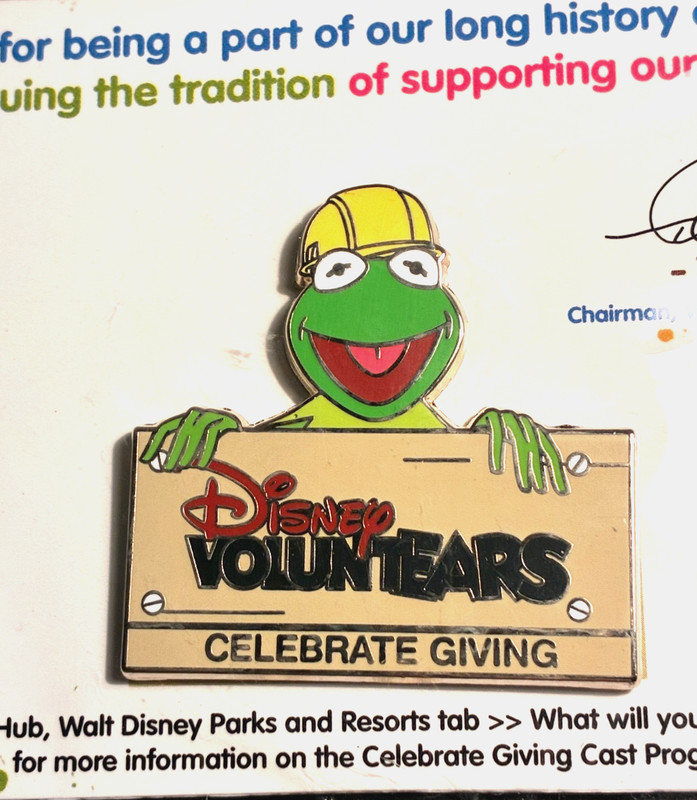 DISNEY PIN KERMIT THE FROG DISNEY  VOLUNTEARS CELEBRATE PIN IN PLASTIC MINT