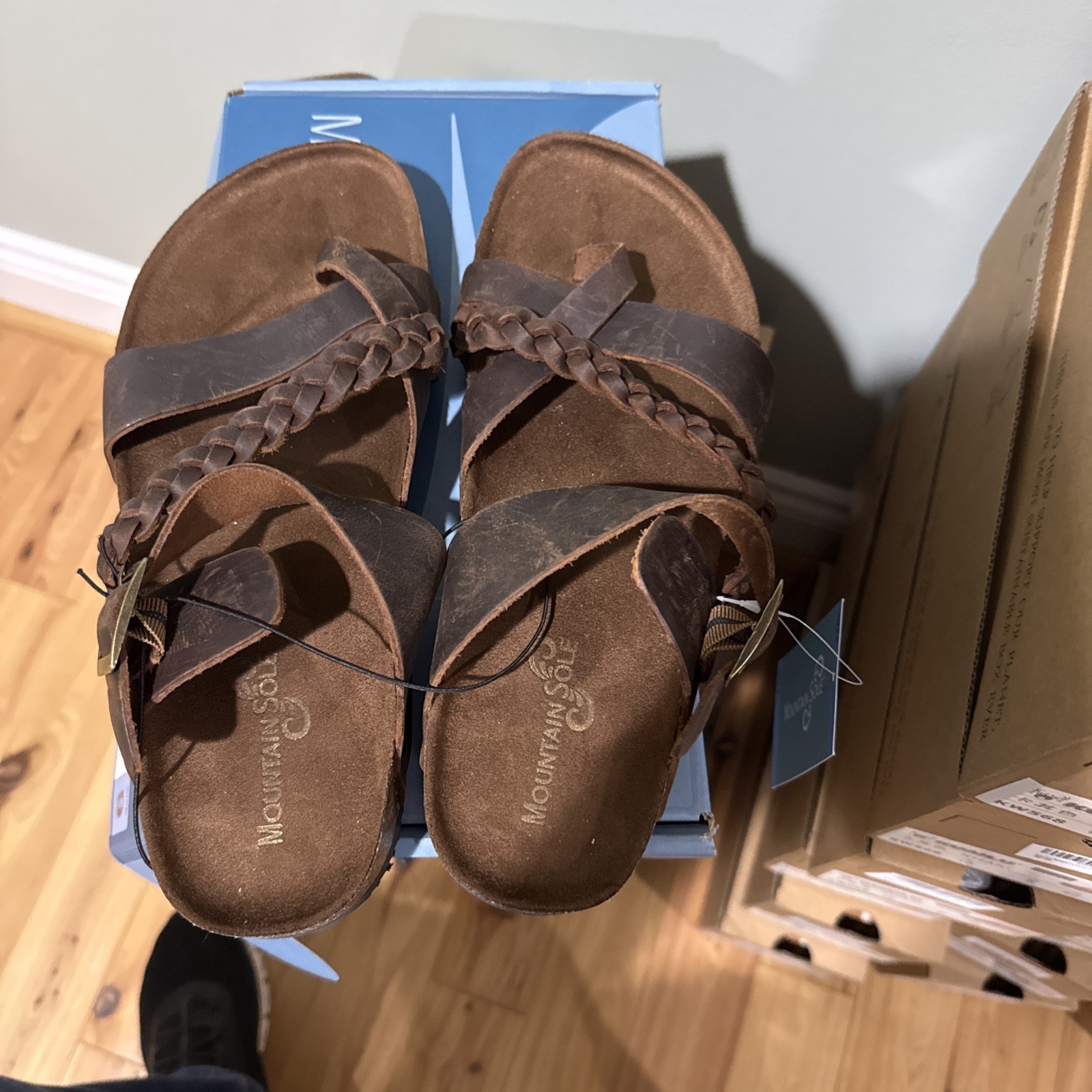 Mountain Sole Womens Brown Leather Sandals W Box  Ajustable Strap Size 9