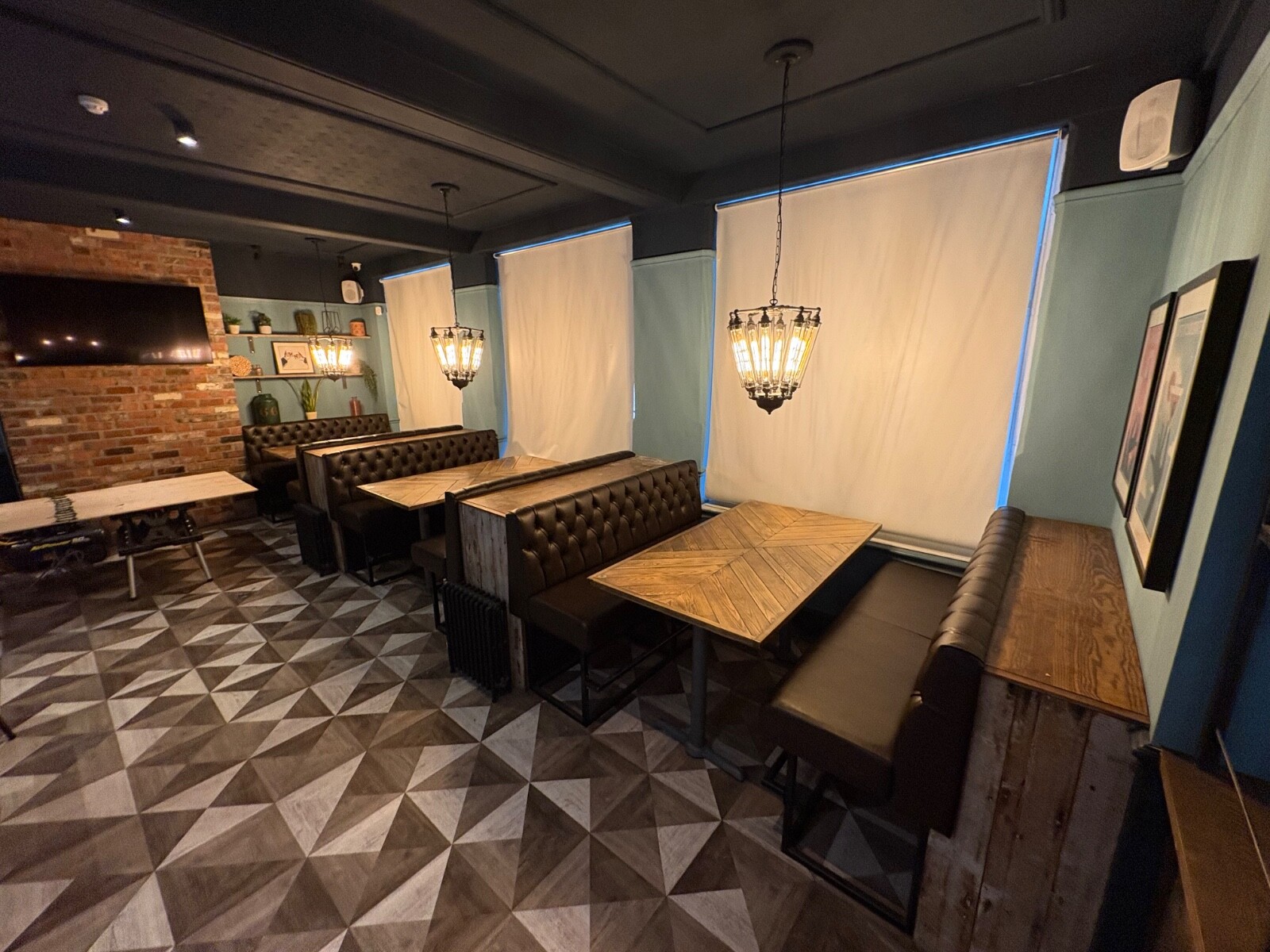 pub seating, restaurant seating, 