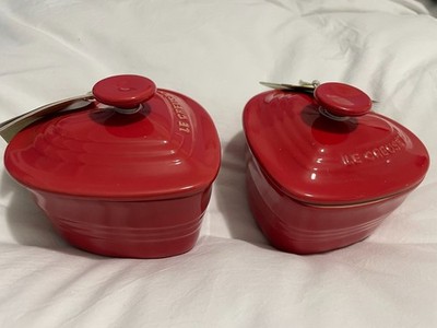 2 Le Creuset rote herzförmige kleine Steinzeug Auflaufförmchen Schalen mit Deckel Brandneu mit Etikett