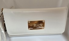 NWT BEBE White Quilted Trifold Zip-Around Women&rsquo;s Wallet W/Logo & Zipper Accents