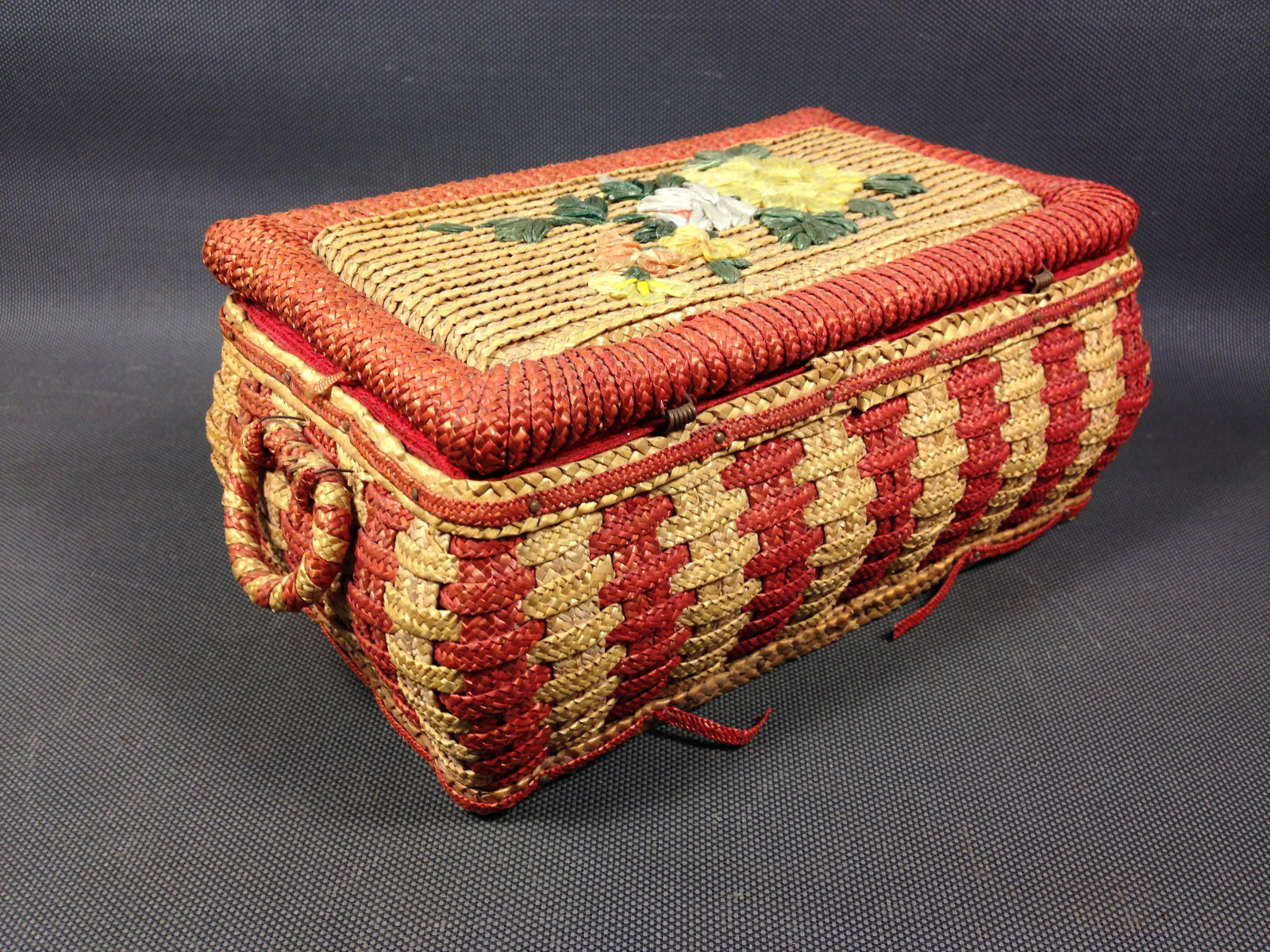 Ancienne boite à couture en paillage tressé décor fleurs vintage sewing