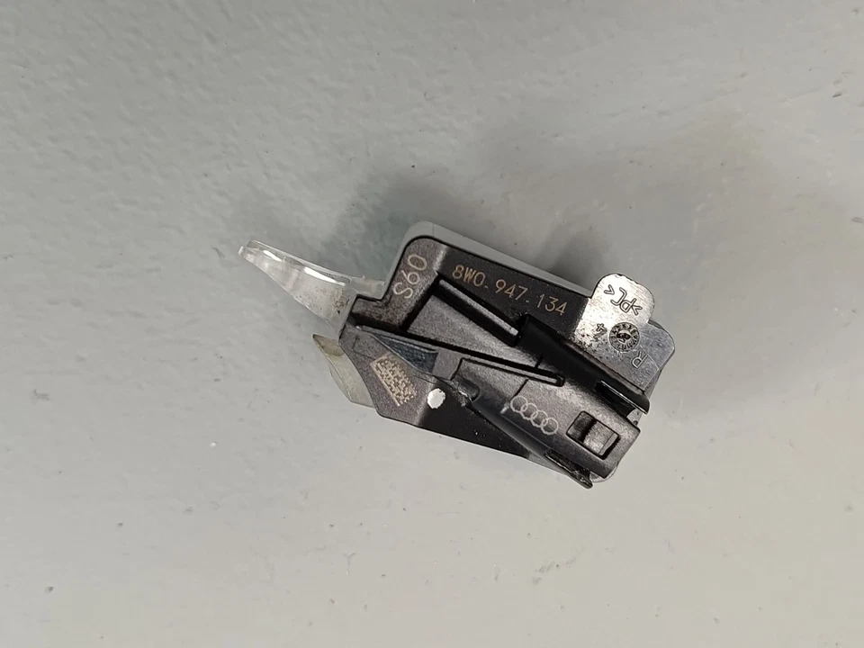 Luz de cortesía para puerta de pasajero delantera o trasera Audi A5 Quattro 2018-2024 OEM Foto 3 de 4