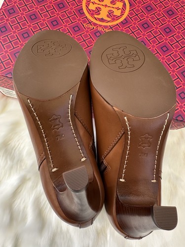Botín Tory Burch Brita 85MM Tacón Medio - Becerro Ecuestre Talla 7 (Almendra-263) - Imagen 4 de 9
