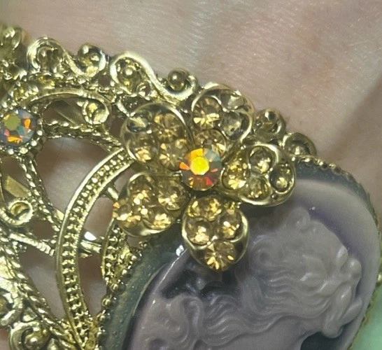 Brazalete camafeo dorado y púrpura con diamantes de imitación adornados faltan 4 piedras pequeñas Foto 3 de 3
