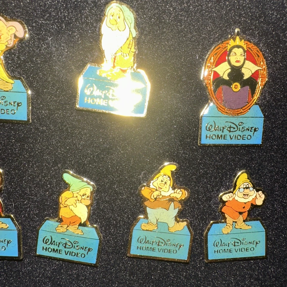 JUEGO DE 9 PRENDEDORES ENANOS WALT DISNEY VIDEO CASERO BLANCO NIEVE Y LOS SIETE ENANITOS Foto 4 de 4