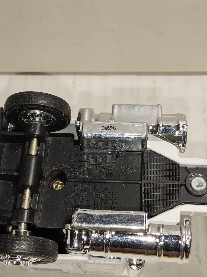 VNTG ERTL 1/64 Scale Diecast MACK ULTRA-LINER with Sleeper New with Box #9863 - Image 4 of 4