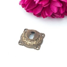 Schlossrosette in Messing patiniert, runde Schlossrosette, Antikrosette