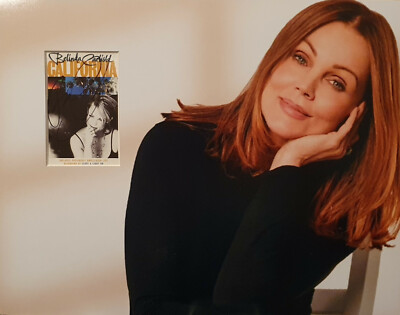 BELINDA CARLISLE signiertes 14x11 Foto Display KREIS IM SAND COA