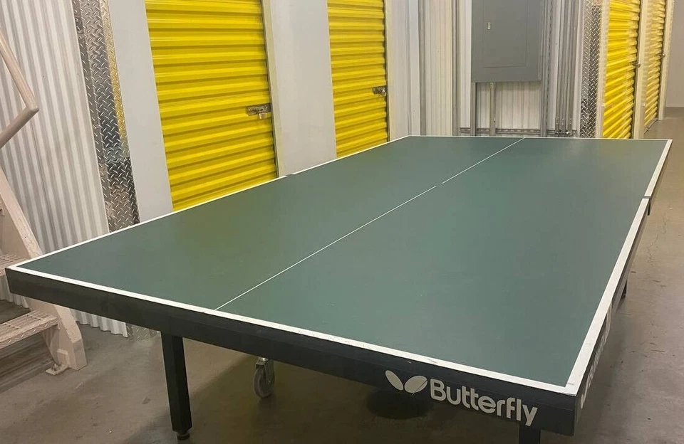 Mesa de pingue-pongue Butterfly Centerfold 25 tênis de mesa interior verde usado, dobrável - Imagem 3 de 4
