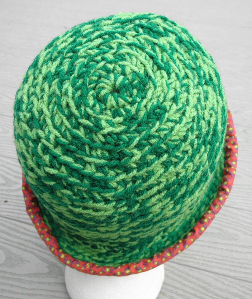 Cloche de ganchillo de tonos verdes en contraste tamaño más pequeño - Hecho a mano por Michaela Foto 4 de 4