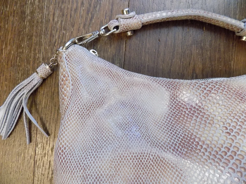 Bolso Hobo Realer Snake Shimmer Cuero Beige Brillante con Correa Desmontable Borla Suave Foto 4 de 4