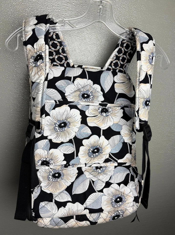 Mochila acolchada con patrón de camelia retirada Vera Bradley funda acolchada para portátil. Foto 2 de 4