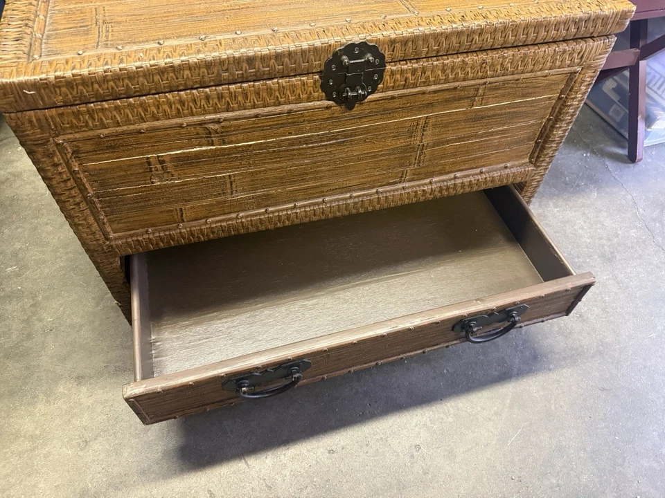 Baúl de madera de mimbre y ratán Pier 1 Imports con cajón y asas Foto 2 de 4