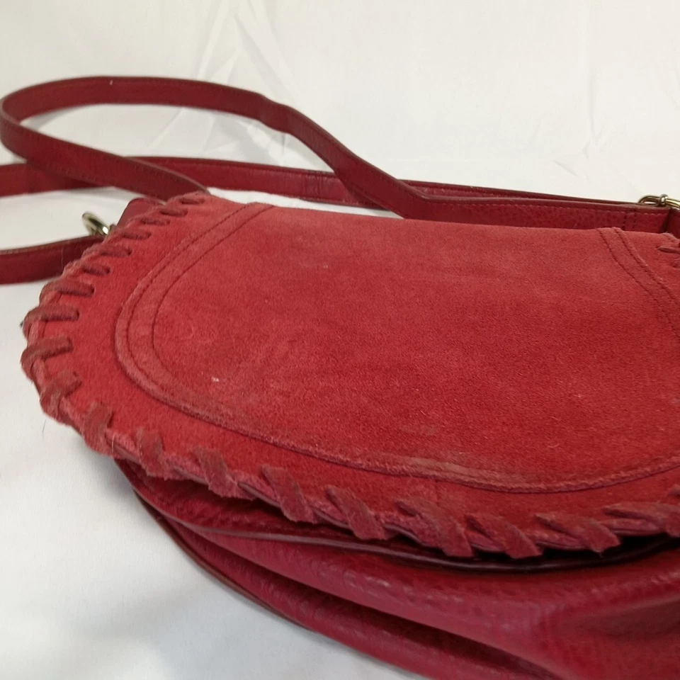 Bolso de mano INC International Concepts Willow Saddle de cuero rojo con puntada gruesa Foto 3 de 4