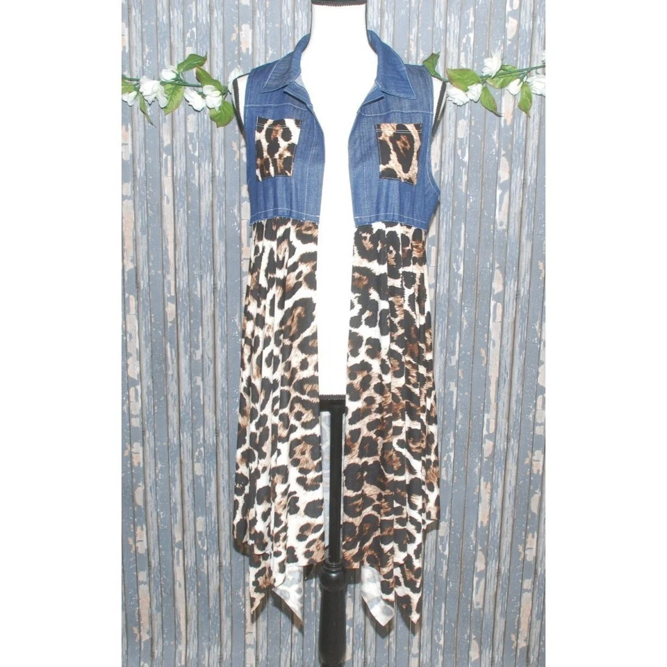 Nuevo con etiquetas Chaleco Boutique Estampado Denim y Guepardo Western Plumero Chaqueta Sin Mangas Talla S Foto 2 de 4
