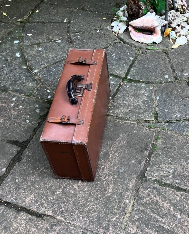 Vintage Leather suitcase Reinforced Metal Corners Buckle handle & Piping to edgs - Image 2 of 4