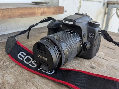 Einwandfreie Canon EOS 70D 20.2 MP EF-S 18-55mm f/3.5-5.6 IS STM im Komplettset