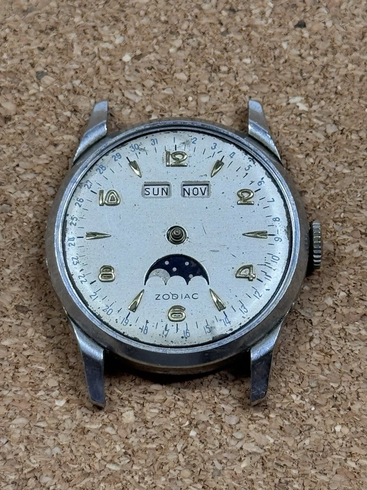 RARE VINTAGE 1957 ZODIAC DAY/DATE/MONTH MOONPHASE STAINLESS STEEL MENS WATCH - Image 2 of 4