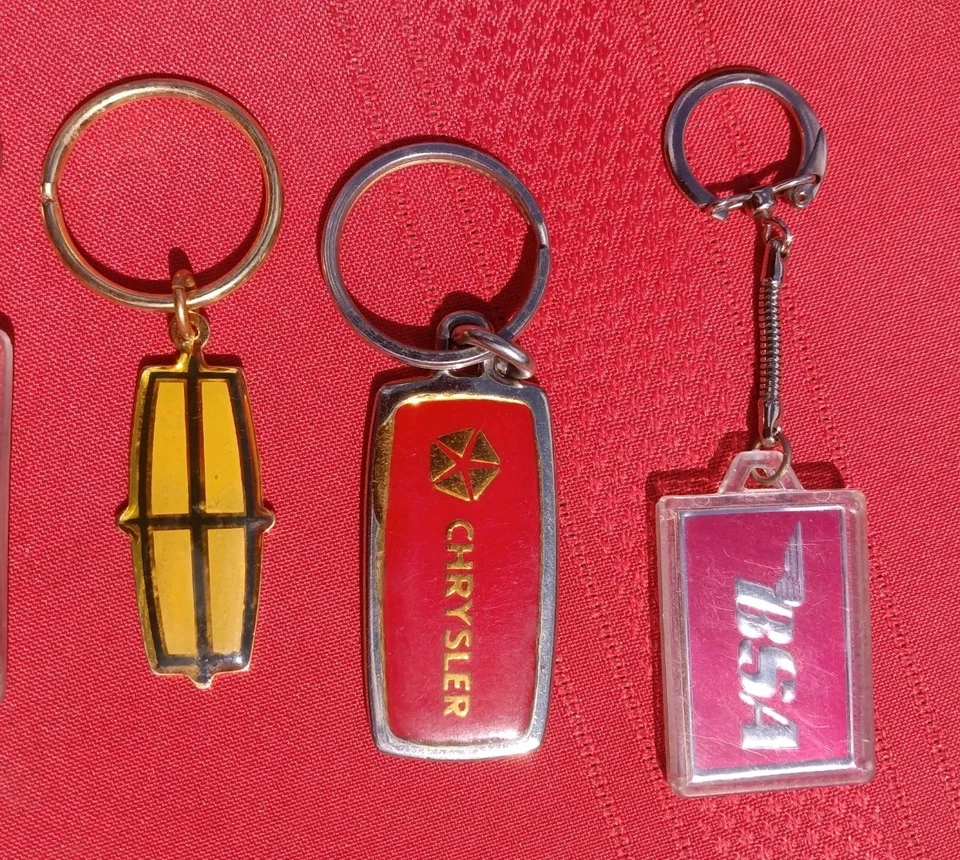 LOT OF (10) COLLECTABLE AUTOMOTIVE) Cycle KEYCHAINS - Image 3 of 4