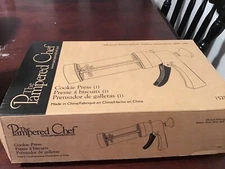 The Pampered Chef 1525 Cookie Press with 16 Discs - White