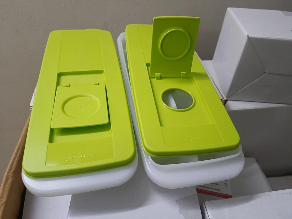 Tupperware Ice Tray Flip top White BASE Green LID Christmas Gift  - Image 4 of 4