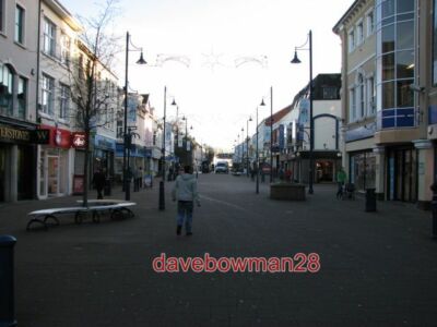 FOTO KIRCHE STRASSE COLERAINE NOCH NICHT VIEL AKTIVITÄT. IST 10.00 UHR ZU FRÜH FÜR B
