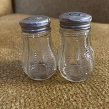 Vintage Pressed Glass Ribbed Clear Glass Salt Pepper Spice Shaker Marked 485  2