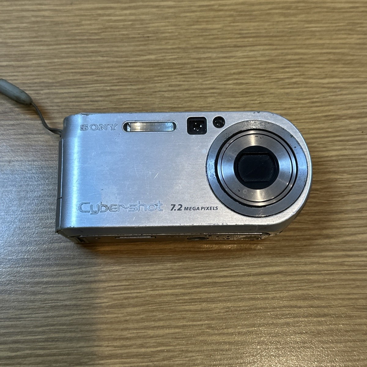 Sony Cyber-Shot DSC-P200 7.2MP Digital Camera Silver Stuck Lens