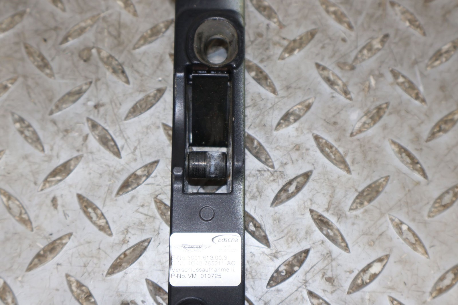 09 Aston Martin V8 Vantage Pair LH&RH Convertible Top Latches (Windshield Mount)