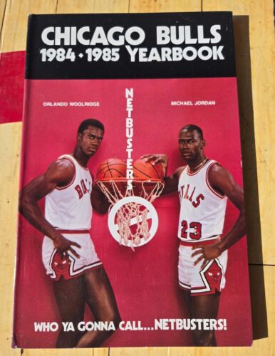 MICHAEL JORDAN 1984 85 CHICAGO BULLS YEARBOOK ANNÉE RECRUE  MJ NETBUSTERS COMME NEUF ! - Photo 1 sur 2