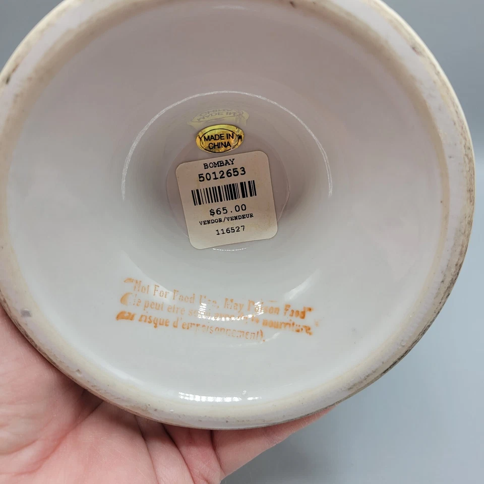 Урна с двойной ручкой Bombay Company с крышкой белая на белом с поднятым скользящим дизайном - Изображение 4 из 4