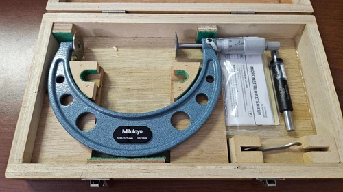 Mitutoyo 123-105 Disc Micrometer, 100-125mm, 0.01mm Graduation With Case
