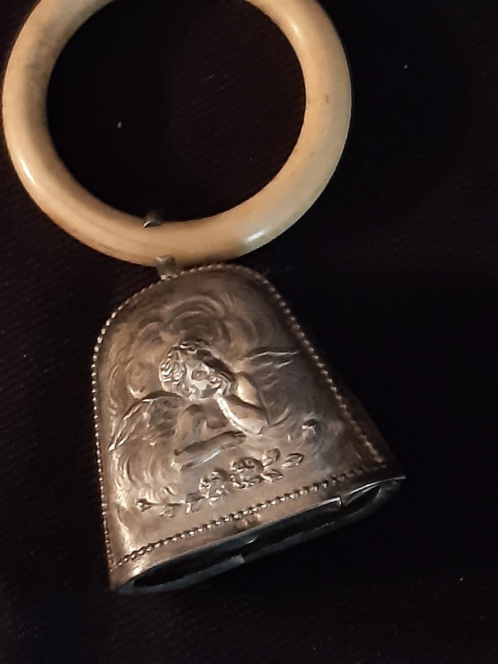 Hochet ancien en argent à motif d'ange pensif de Raphaël - Photo 4/4