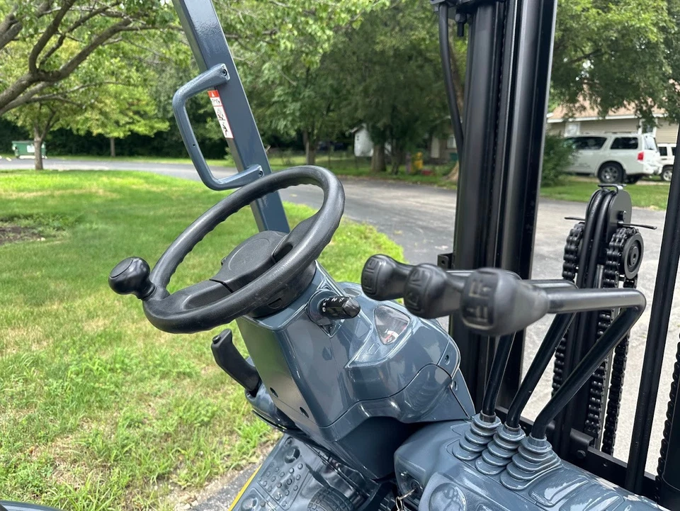 Carretilla elevadora neumática KOMATSU FD25T-16 5000 lb capacidad GLP carretilla elevadora HI LO Foto 2 de 4