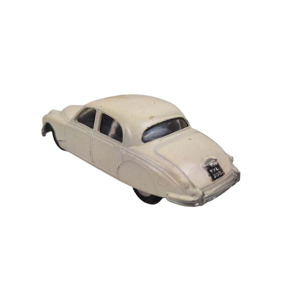 Corgi Toys 208 Jaguar 2,4 litros berlina blanco fundido a presión en caja Foto 3 de 4